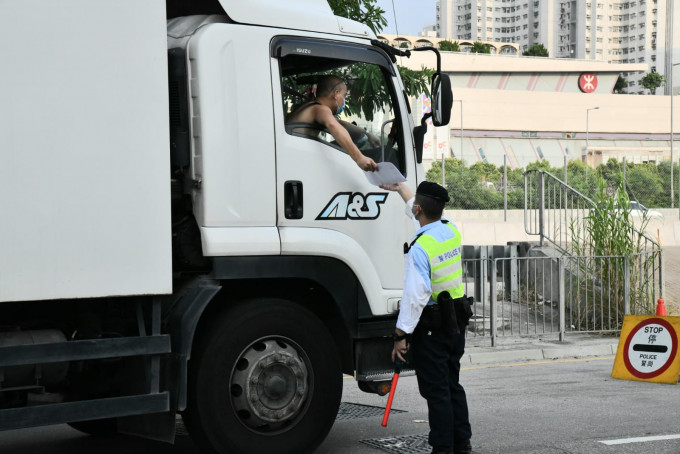 司机须出示货物清单予警员查看。