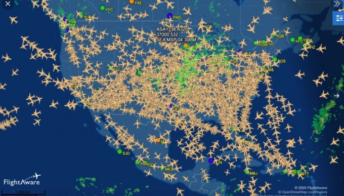 空中密密麻麻的航班照顯示全美大批人無視疫情仍在感恩節出遊。（網圖）