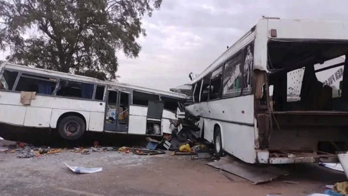 塞内加尔两部巴士迎头相撞，最少40人死亡，数十人受伤。AP