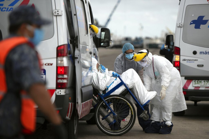 澳洲衛生部長亨特警告如有人蓄意吐口水以傳播病毒將會面臨刑事責任。 AP資料圖片