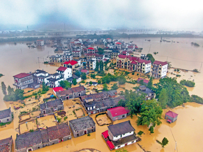 江西早前连日暴雨，部分村庄和农田被淹没。