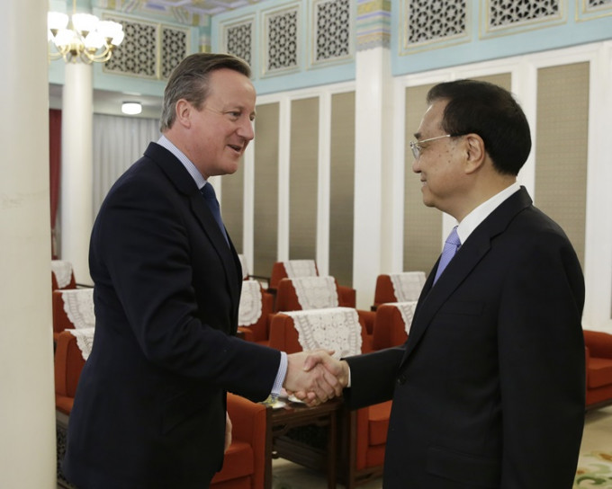 李克强（右）与英国前首相卡梅伦会晤，互相肯定促进两国关系的努力。AP