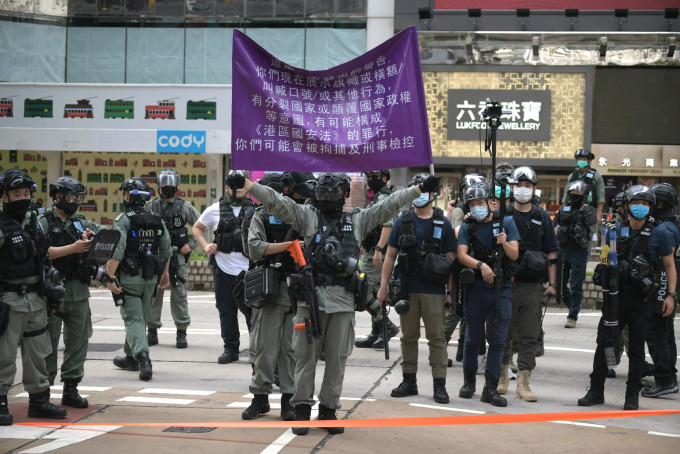 當日大批示威者聚集,警方舉起紫旗警告。資料圖片