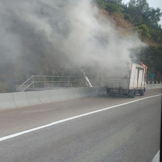 屯門公路有貨車起火。香港突發事故報料區fb