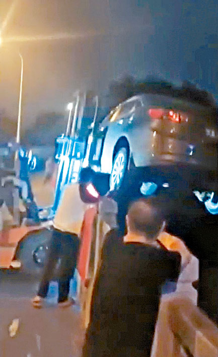福州男子僱剷車將私家車丟河中。