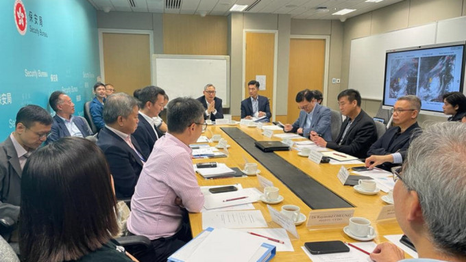 卓孝業昨日聯同14個政策局與部門代表開跨部門會議應對颱風。保安局fb