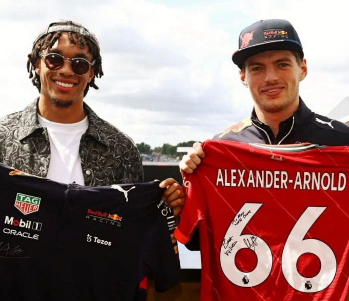 阿诺特（左）与F1车手韦斯塔潘交换战衣合照。阿诺特IG图片