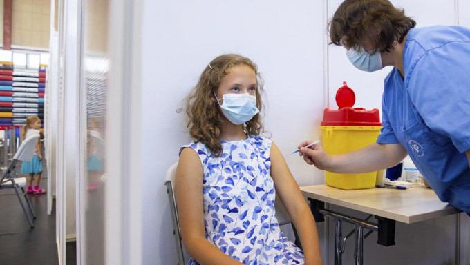 英國擬推遲5至11歲兒童疫苗接種。AP資料圖片