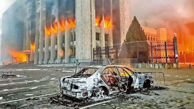 哈薩克最大城市阿拉木圖的示威者縱火焚燒市政府大樓。　