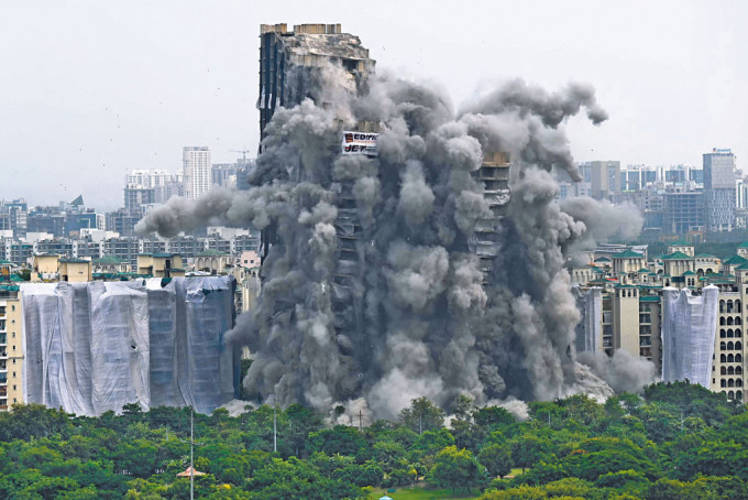 兩棟高約一百米的雙子塔大樓，周日以控制內爆方式拆卸。