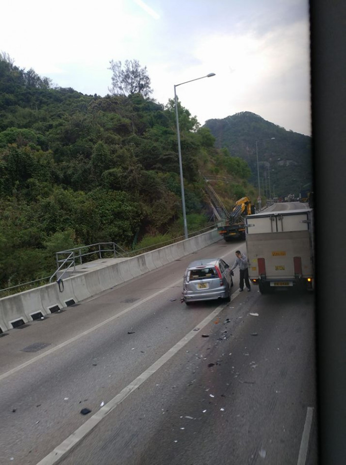 今晨屯門公路發生車禍。香港突發事故報料區