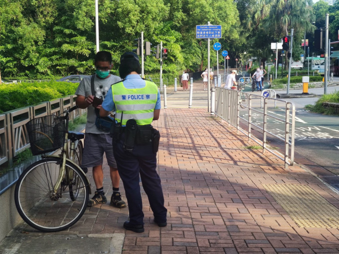 警员票控单车违例人士。