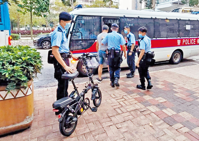 ■警员在将军澳带走一名骑电动单车的男子。
