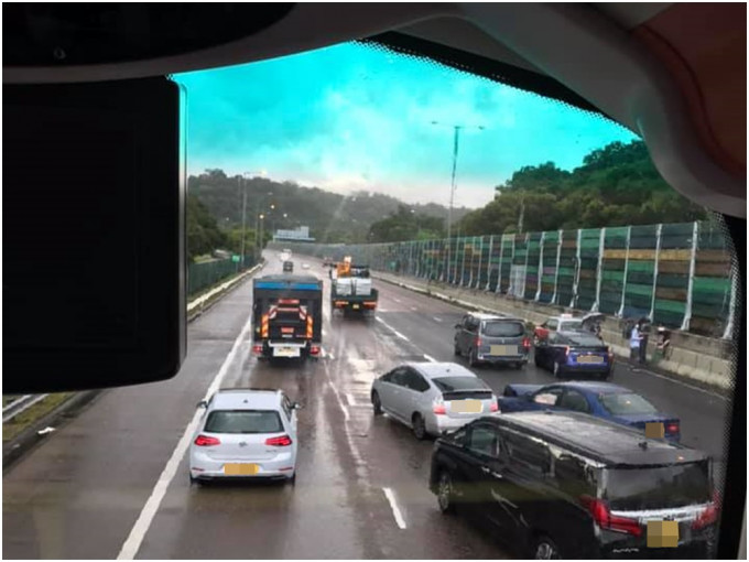 吐露港公路往上水方向近香港教育大学运动中心早上发生车祸。网民Sc Li图片