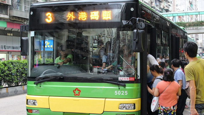 为配合防疫保障乘客，澳门当局要求公共巴士载客量限制在60%以内。资料图片