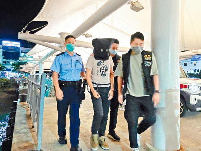 警方继续调查港人「卖猪仔」骗案，昨日拘捕一名二十三岁张姓大专生，揭发其为诈骗集团主脑。