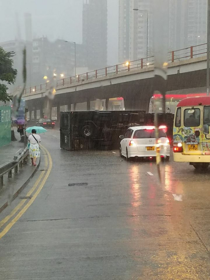 大批車輛未能通過。香港突發事故報料區fb群組