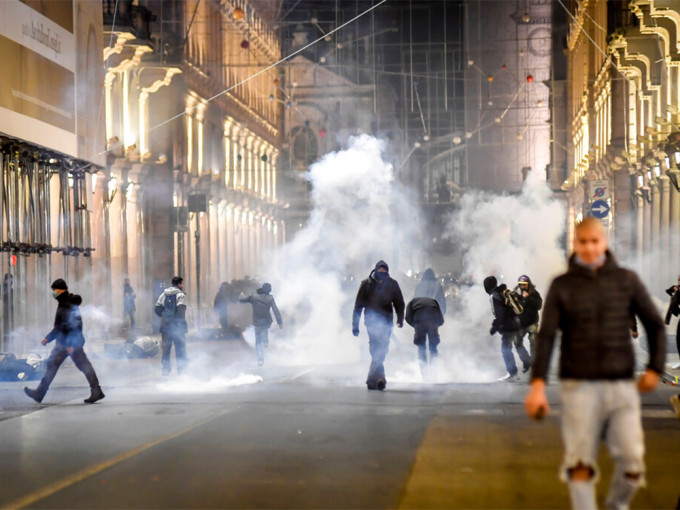 意大利反抗疫示威演变暴力冲突。AP图片