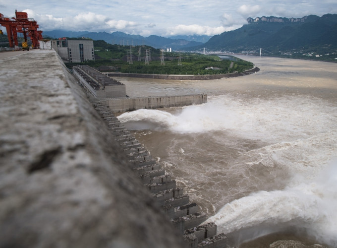 三峡大坝枢纽今年首次泄洪，昨日上午开启两个泄洪孔，加大下泄流量。新华社