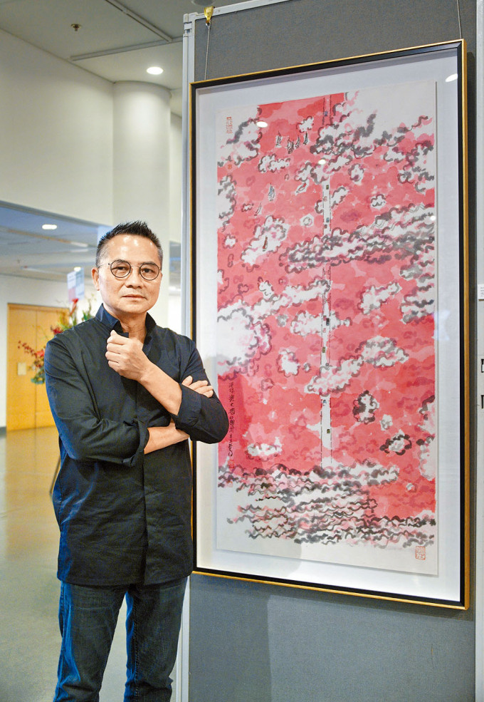 香港美协主席、当代著名彩墨画家林天行在作品展中展出《港珠澳大桥的云朵》系列的《走进大湾区》画作。
