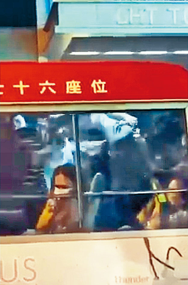 小巴乘客於車廂內「激戰」，拳來腳往。