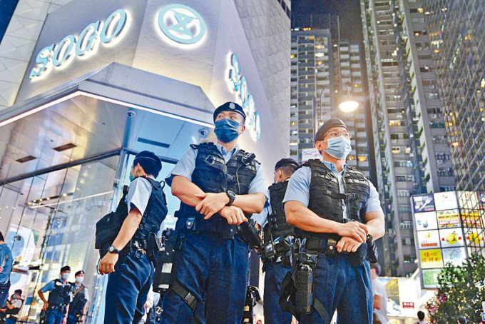 ■身穿战术背心的警员昨晚在铜锣湾一带戒备，气氛凝重。