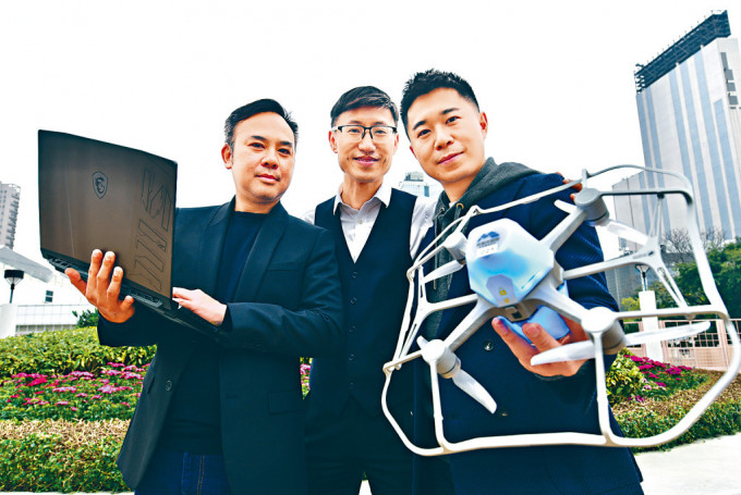 無人機公司首席營運官楊鎮宇表示，韓國釜山每星期都有無人機表演，遊客都會去看及「打卡」。左起為首席設計師梁漢傑、首席數碼化轉型官林漢源。