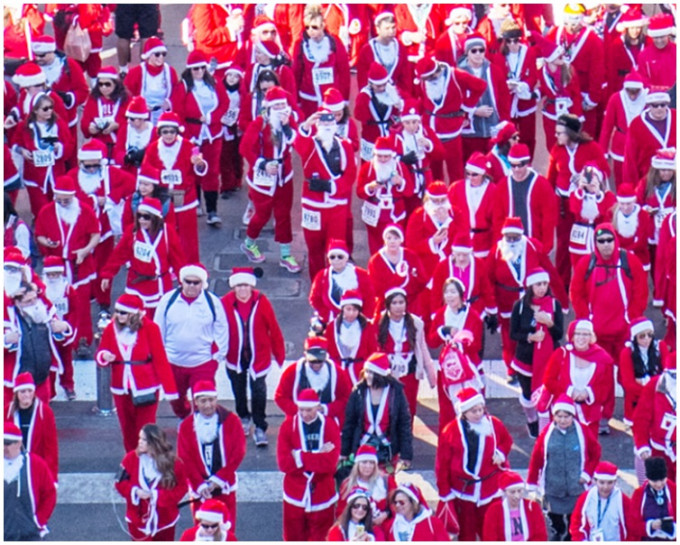拉斯維加斯市中心周六舉行一年一度的聖誕老人長跑。網圖