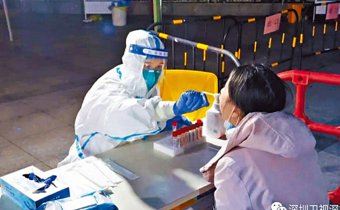 深圳昨晚對重點人群進行核酸檢測。　