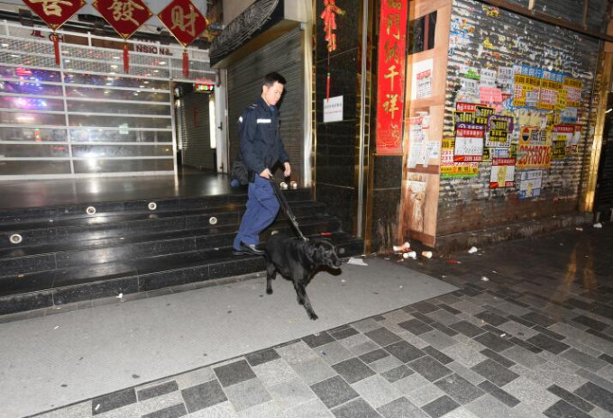 警方出動一隻緝毒犬協助。 丁志雄攝