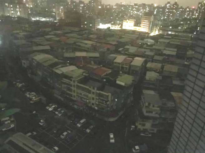 台灣新北市3千戶寒夜中停電。網上圖片