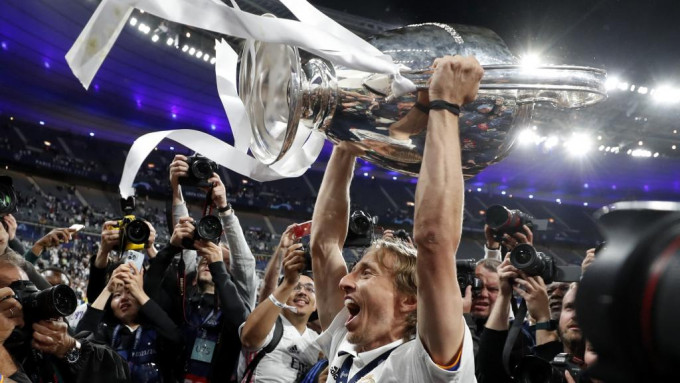 莫迪历高举欧联冠军。 Reuters