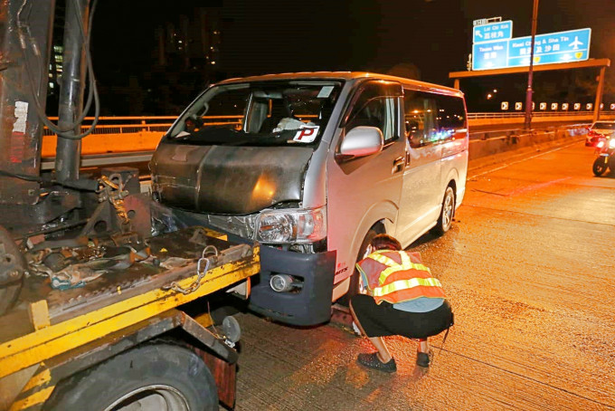 客貨車車頭及車身損毀。