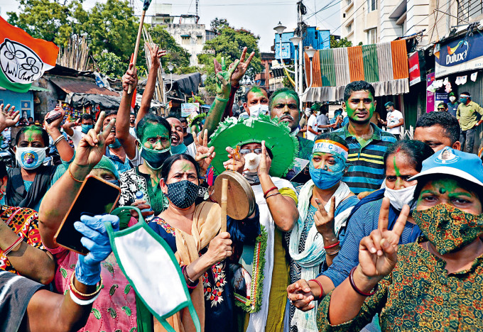 ■印度西孟加拉邦加爾各答民眾周日上街，慶祝女首席部長班納吉篤定連任。