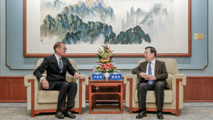 盧寵茂(左)本月初訪京時，曾獲夏寶龍(右)接見，對方稱絕對信任香港醫護人員專業表現。政府新聞處