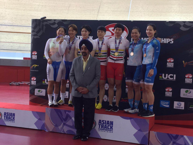 Sarah(後排右二)帶領師妹馬詠茹(後排右)出戰印尼亞錦賽女子團體競速賽即奪銅牌。 相片由香港單車隊提供