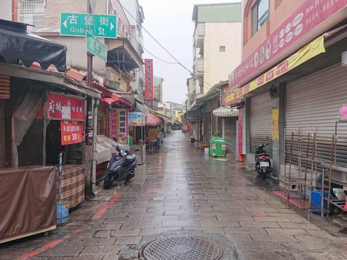 台南市安平老街周末一片死寂。中時