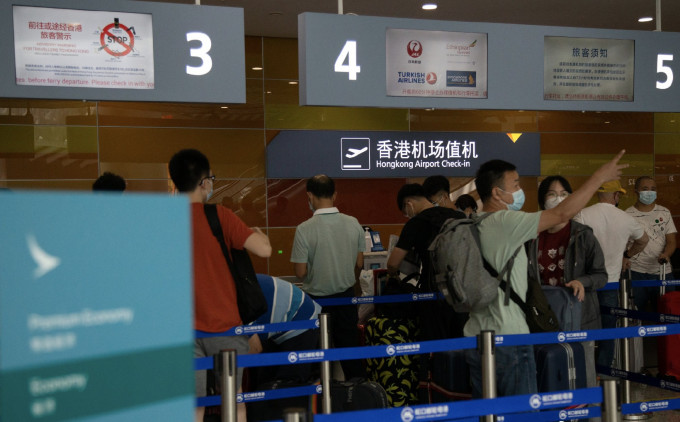 大批留学生经香港机场转机出国。网上图片