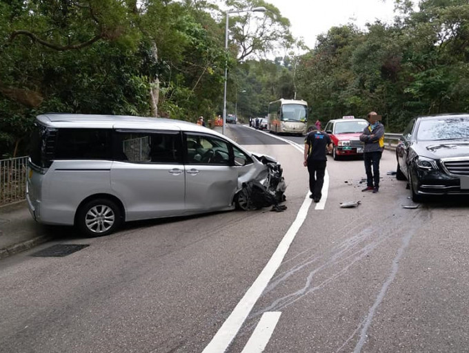 涉及的两辆私家车。 香港突发事故报料区FB/网民Roy Kwok图