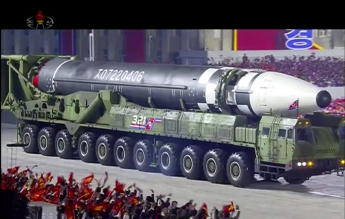 北韩阅兵展示新型洲际及潜射弹道导弹。AP图片
