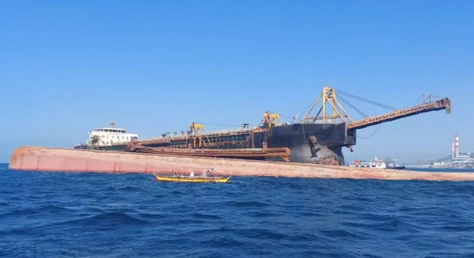运砂船在菲律宾巴丹省东南海域遇事故翻沉。