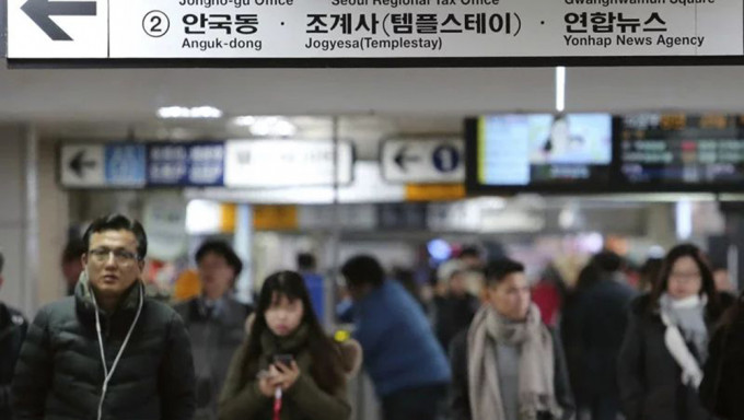劳资谈判破裂，南韩首尔地铁工会今起罢工。AP资料图片
