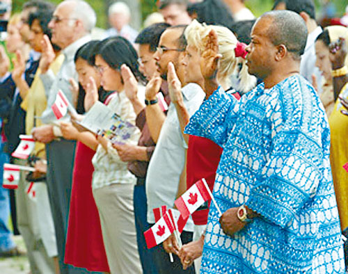 移民宣誓成为加拿大公民。　