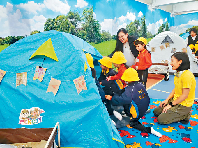 露营体验在学校操场举行，学生参与期间要完成与中英数常知识相关的任务。