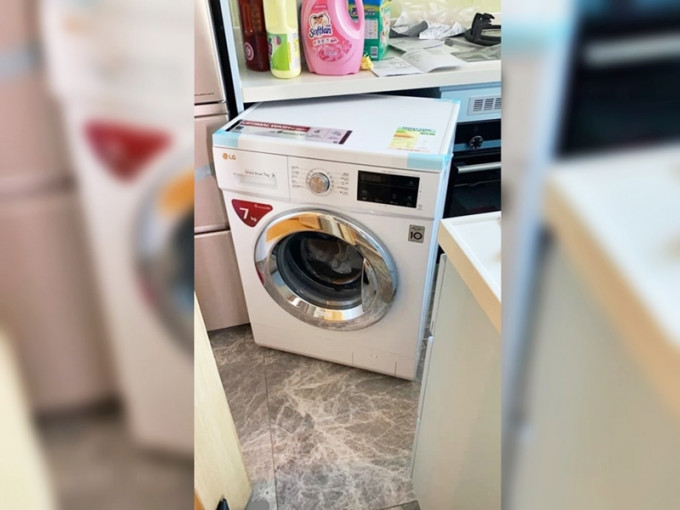 有主妇日前测试新买的洗衣机，但机器竟从枱底「走咗出嚟」。「家居装修设计分享Group」FB图片