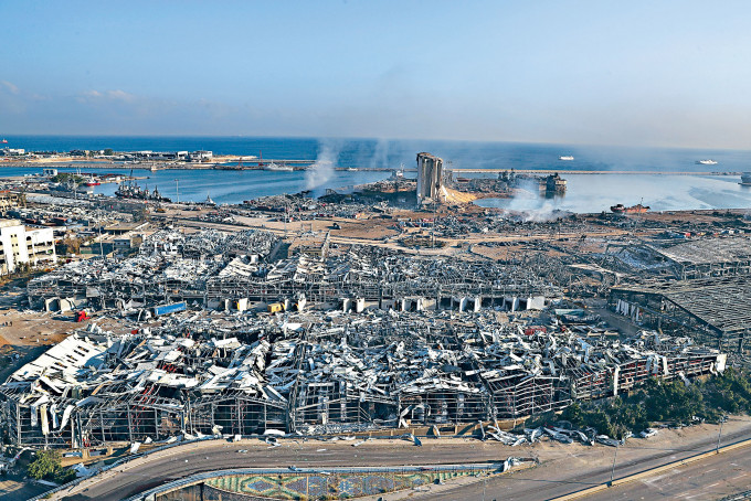 贝鲁特港口周二傍晚发生猛烈大爆炸后，许多建筑物被炸毁、倒塌。