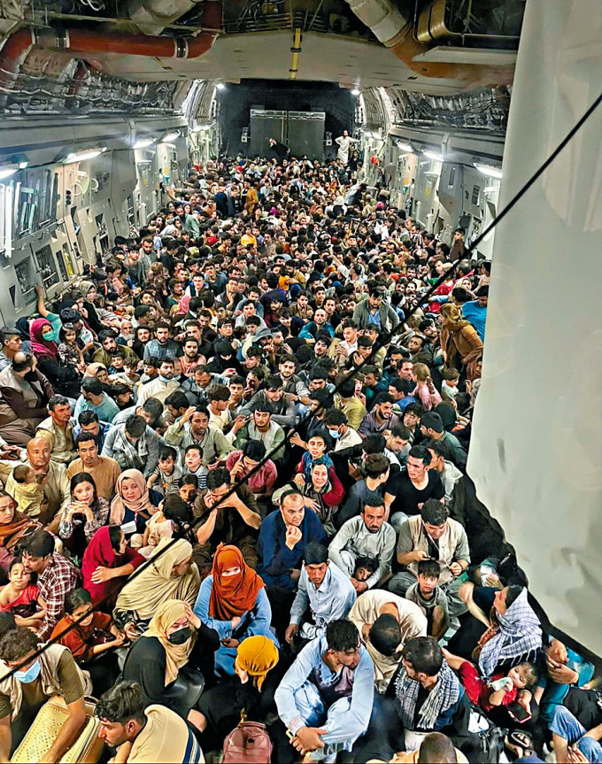 从喀布尔撤离的美国空军C-17运输机，周日载送六百多名阿富汗人前往卡塔尔。