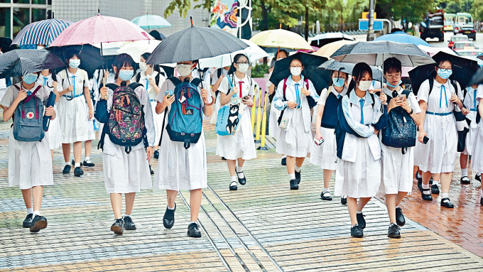 疫情放缓下，全港小四至中二学生昨在暴雨下复课。