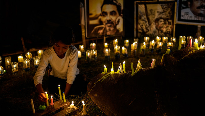 示威者點燃蠟燭紀念在最近幾個月的抗爭活動中喪生的人。AP圖