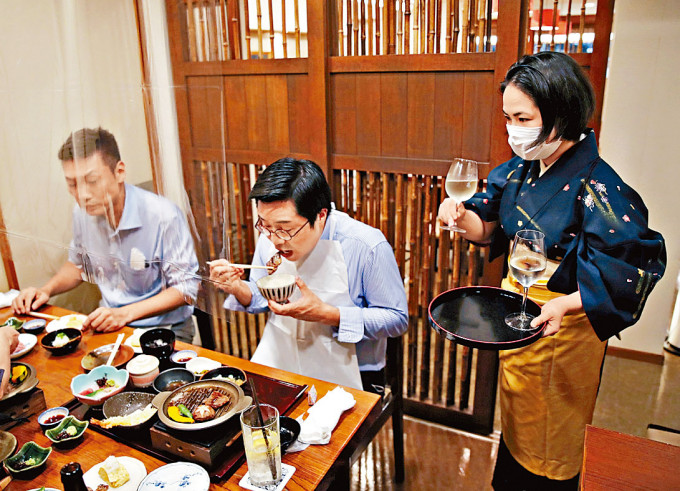 十月一日东京紧急事态结束首天，食客外出光顾餐厅。